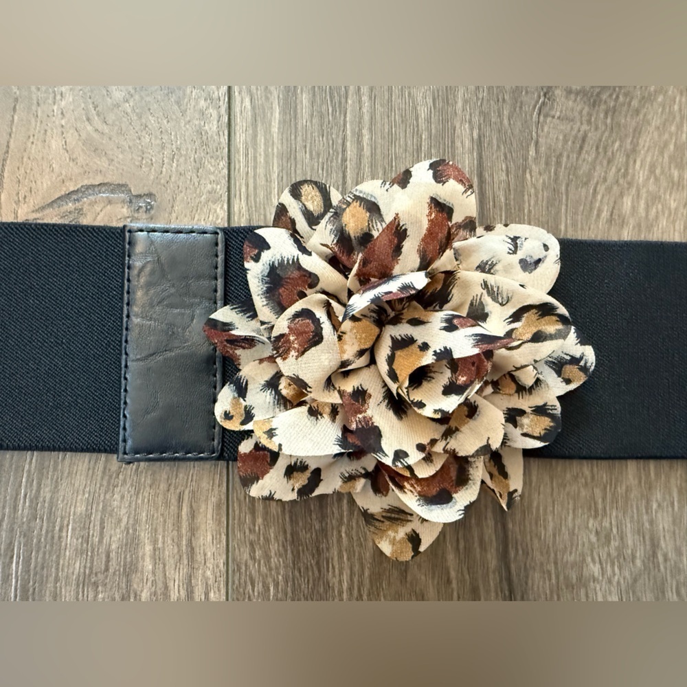 Betsey Johnson leopard/ cheetah print Flower Elastic Button Close belt size l/xl